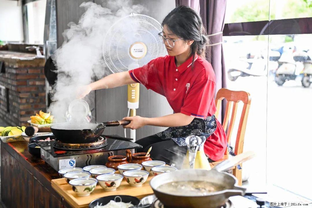 全网追的“扁担女孩”，找了一份暑假工，时薪12元 - 重庆生活资讯 - 重庆28生活网 cq.28life.net